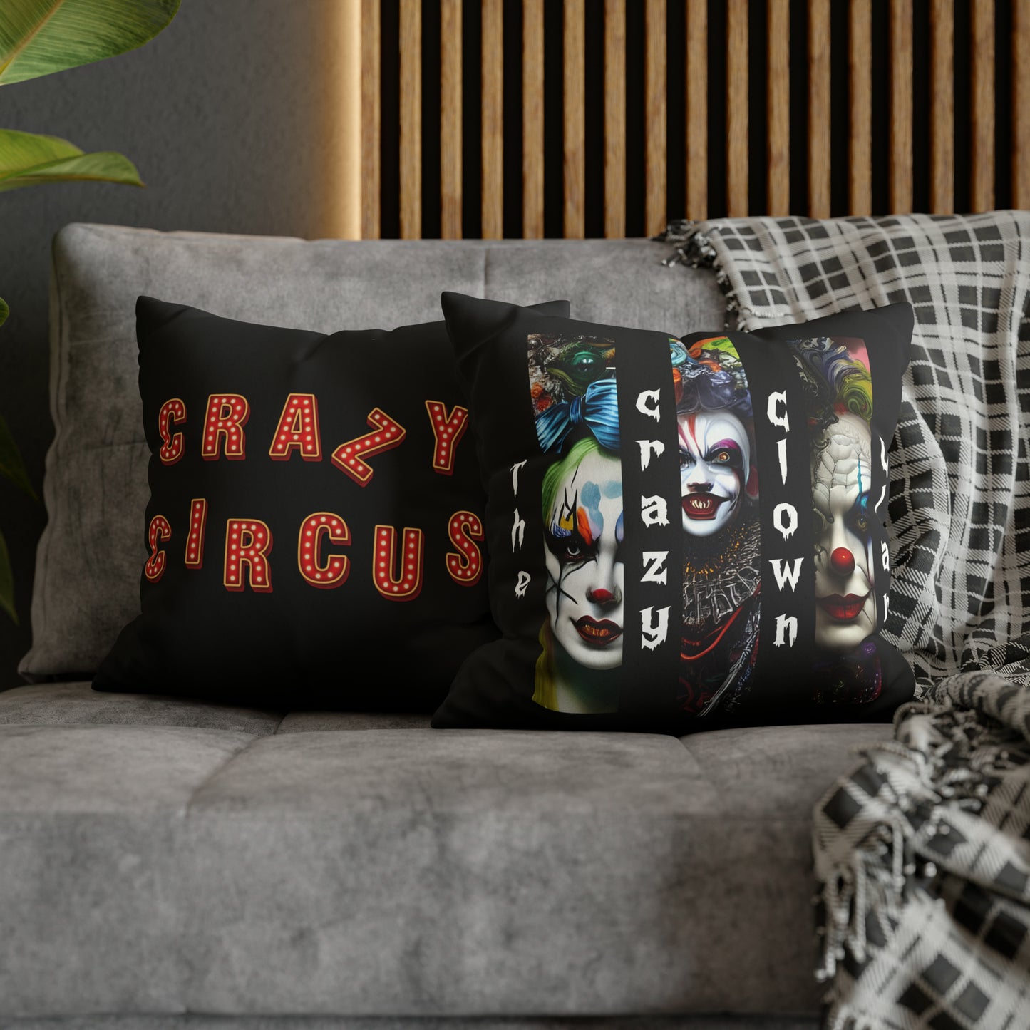 Housse de coussin en faux suède noir "The Crazy Clown Clan"