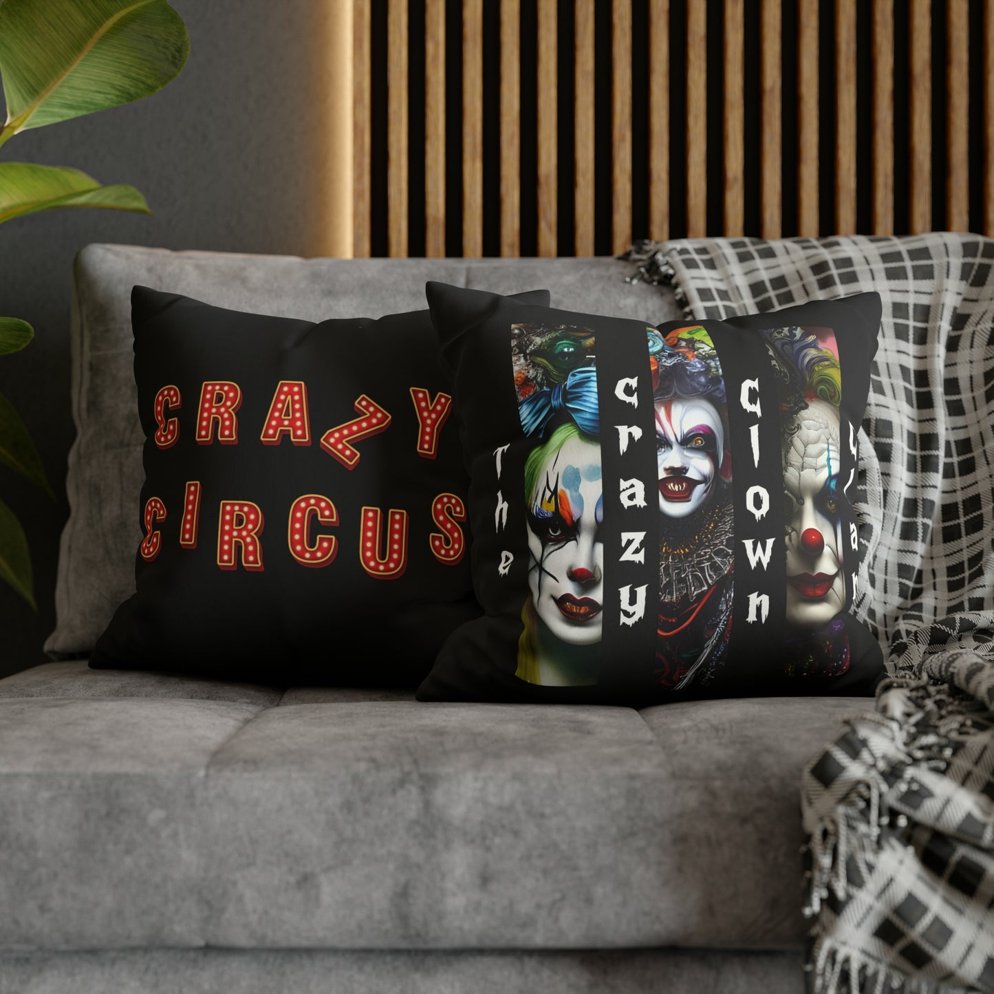 Housse de coussin en faux suède noir "The Crazy Clown Clan"